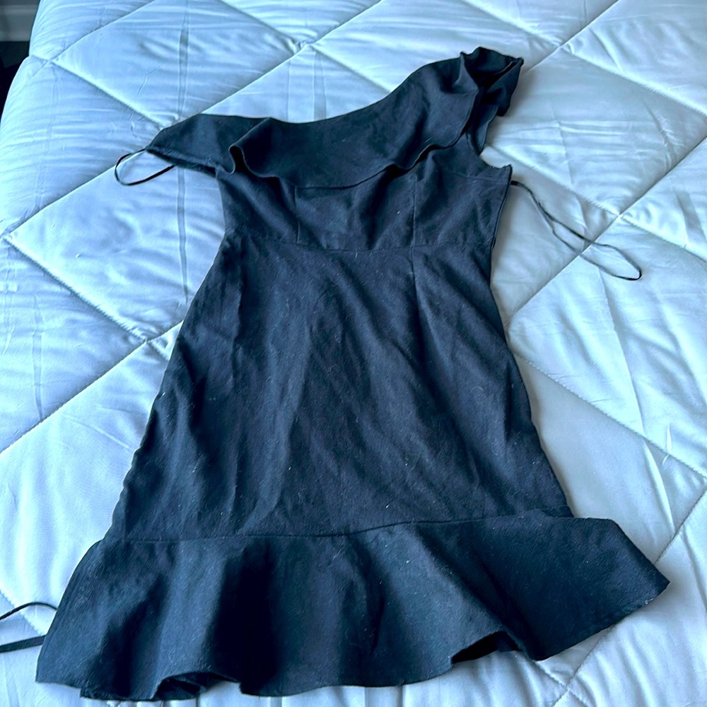 Black one shoulder mini dress with cringe